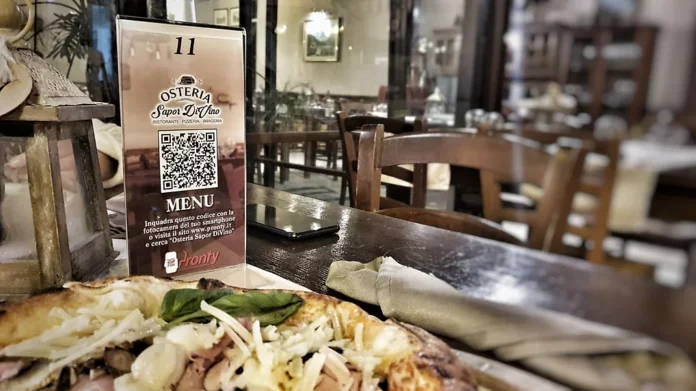 Ristorante Pizzeria a Mazara del Vallo, Osteria Sapor DiVino, tavolo con pizza e segnaposto con menu digitale QR Code