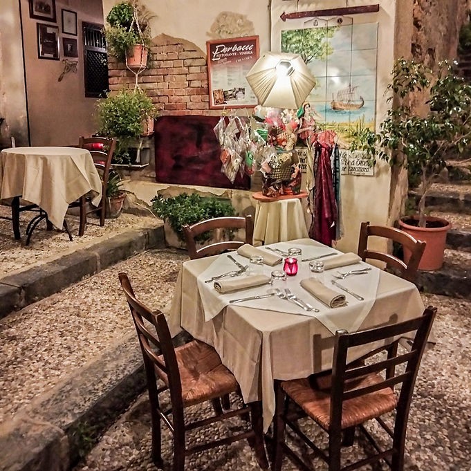 Ristoranti Agrigento, piazzetta, tavoli all'aperto, ristorante Perbacco.