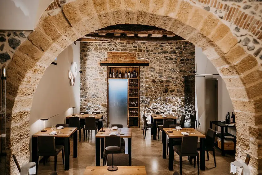 Interni del caratteristico e pittoresco Ristorante Cortile Pepe, uno dei migliori ristoranti dove mangiare a Cefalù