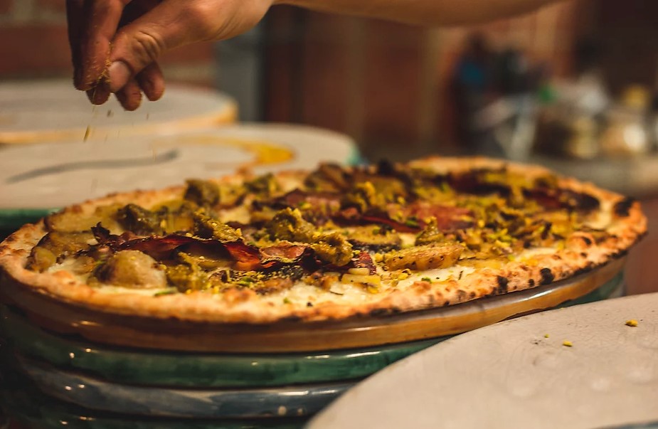 Ristoranti Caltanissetta, dove mangiare a Caltanissetta, pizzeria, pizza, pizzaiolo che prepara una pizza