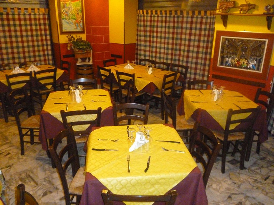 Ristoranti Caltanissetta, interno ristorante, tavoli, dove mangiare a Caltanissetta