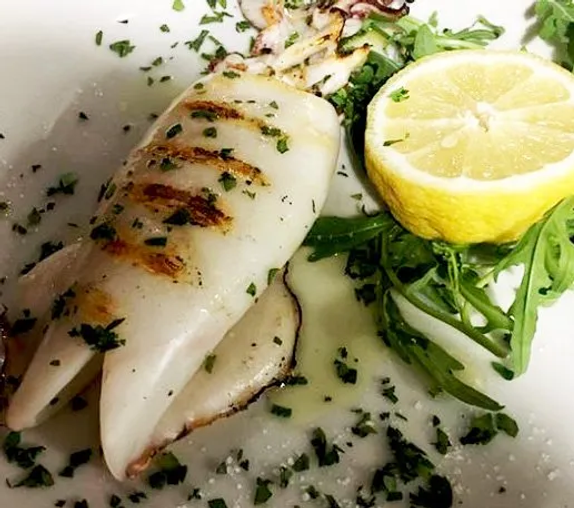 Dove mangiare a Catania, calamaro arrosto, pesce fresco, limone