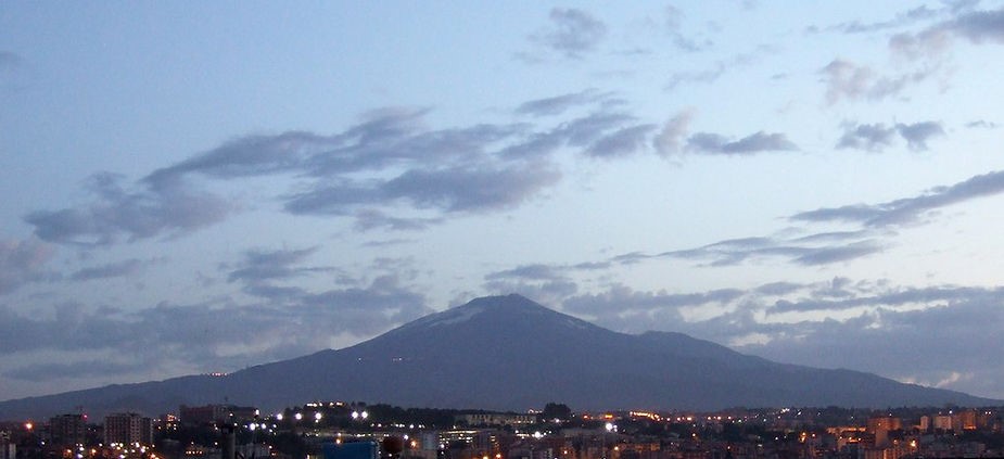 Dove mangiare a Catania. Catania, l'Etna, il vulcano, sera.