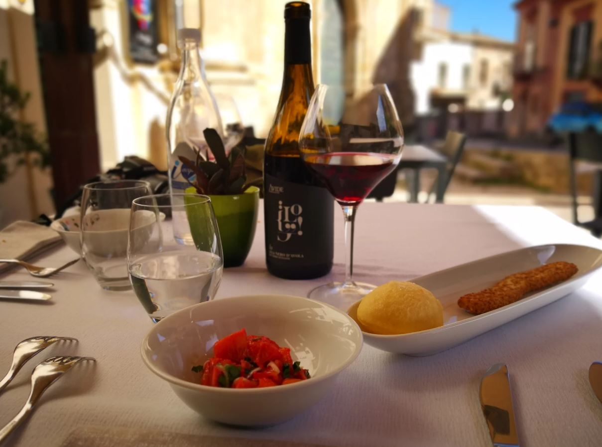 Dove mangiare a Ragusa Ibla, Osteria Cucina e Vino, Ristoranti Ragusa Ibla, tavolo ristorante all'esterno, ristorante, aperitivo, vino