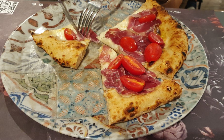 Tranci di pizza, pizzeria Palermo, prosciutto crudo, pomodorini, Parà Bottega e Bistrot