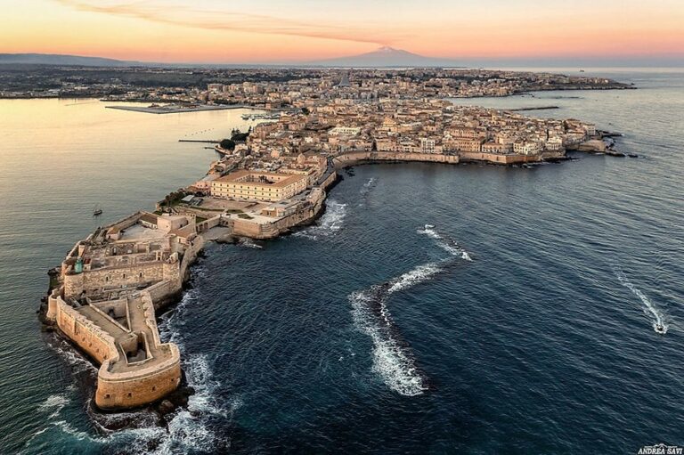 Dove mangiare a Siracusa e Ortigia, veduta dell'isola di Ortigia dall'alto.