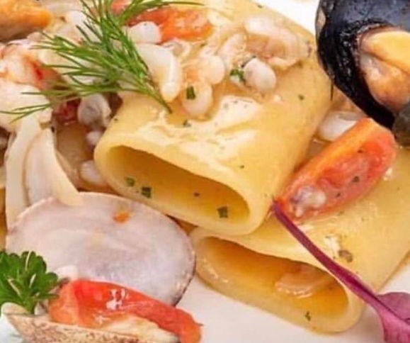Dove mangiare a Siracusa e Ortigia, calamarata, piatto visto da vicino, frutti di mare