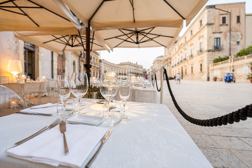 Dove mangiare a Siracusa e Ortigia, tavolo esterno ristorante, piazza Duomo Siracusa.