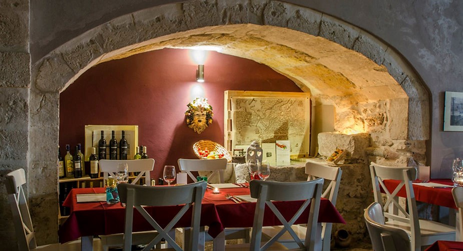 Dove mangiare a Siracusa e Ortigia, interno ristorante, design, classico.