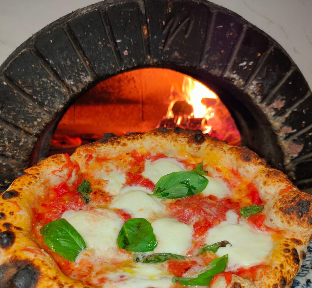 Pizzeria Favara, pizza cotta nel forno a legna, Pizzeria da Pistritto, Pistritto, pizza margherita