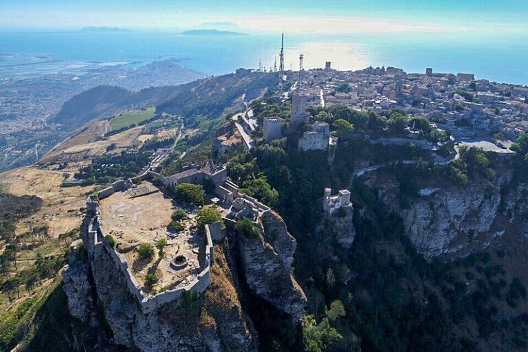 Dove mangiare a Erice, vista di Erice dall'alto, panorama di Erice