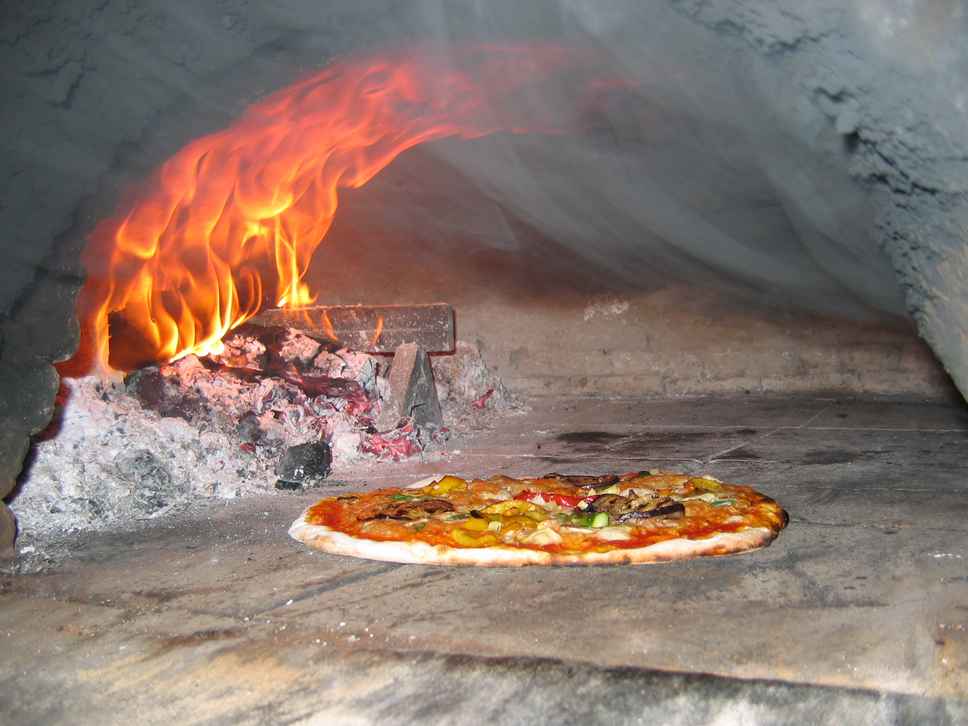 Dove mangiare una fantastica pizza a Catania, Sicilia, Pizzerie, Forno a legna, fuoco, pizza, cottura della pizza