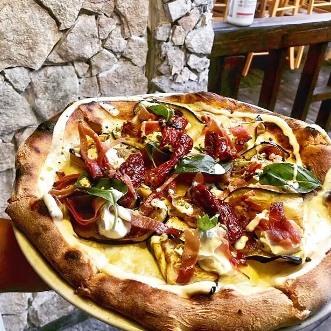 Pizza molto creativa Dai Pazzi. Pizza con verdure e abbondanti e colorati ingredienti. Dai Pazzi è una delle migliori pizzerie a Catania