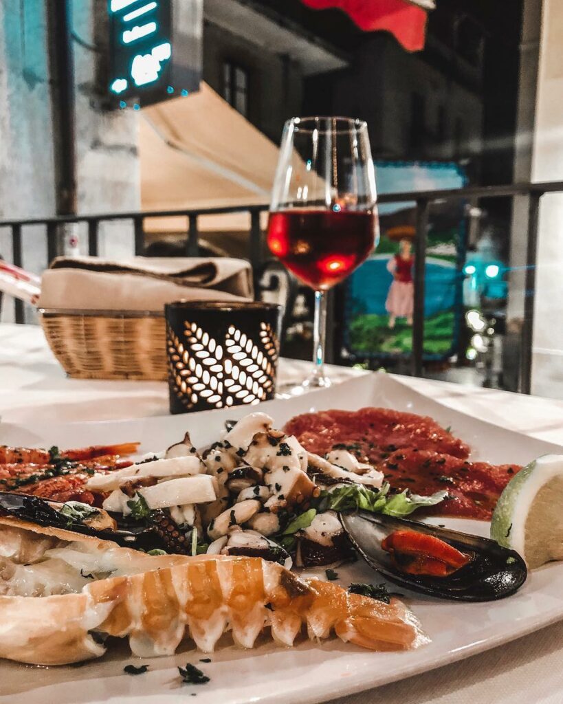 Ristoranti dove mangiare a Taormina, Ristorante Taormina, Ristorante Gambero Rosso, Piatti, Pesce Fresco, Piatti Di Pesce, Frutti di Mare, Vino, Vino Rosso.