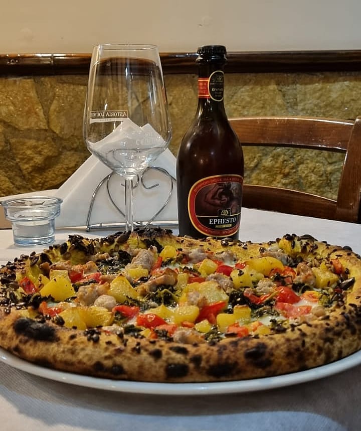 Le migliori pizzerie a Messina, Pizzerie dove mangiare a Messina , Pizzeria Kairos, Tavolo, Piatto, Pizza, Bicchieri, Bottiglia, Vino