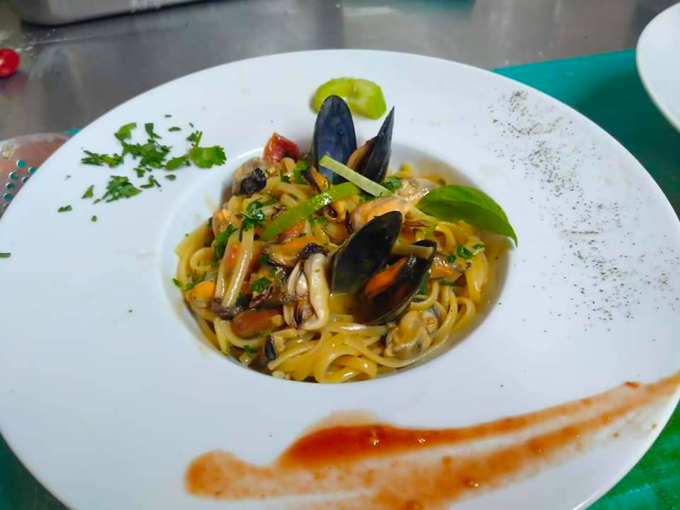 Dove mangiare ad Alcamo Marina, piatto di pesce, pasta con le cozze, pasta alla tarantina, ristorante A Tunnara