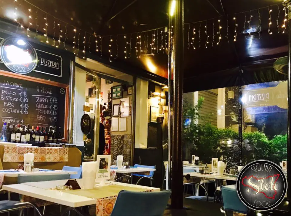Accogliente sala esterna di Sleto Pizzeria & Hamburger. Stile che mette subito a proprio agio.