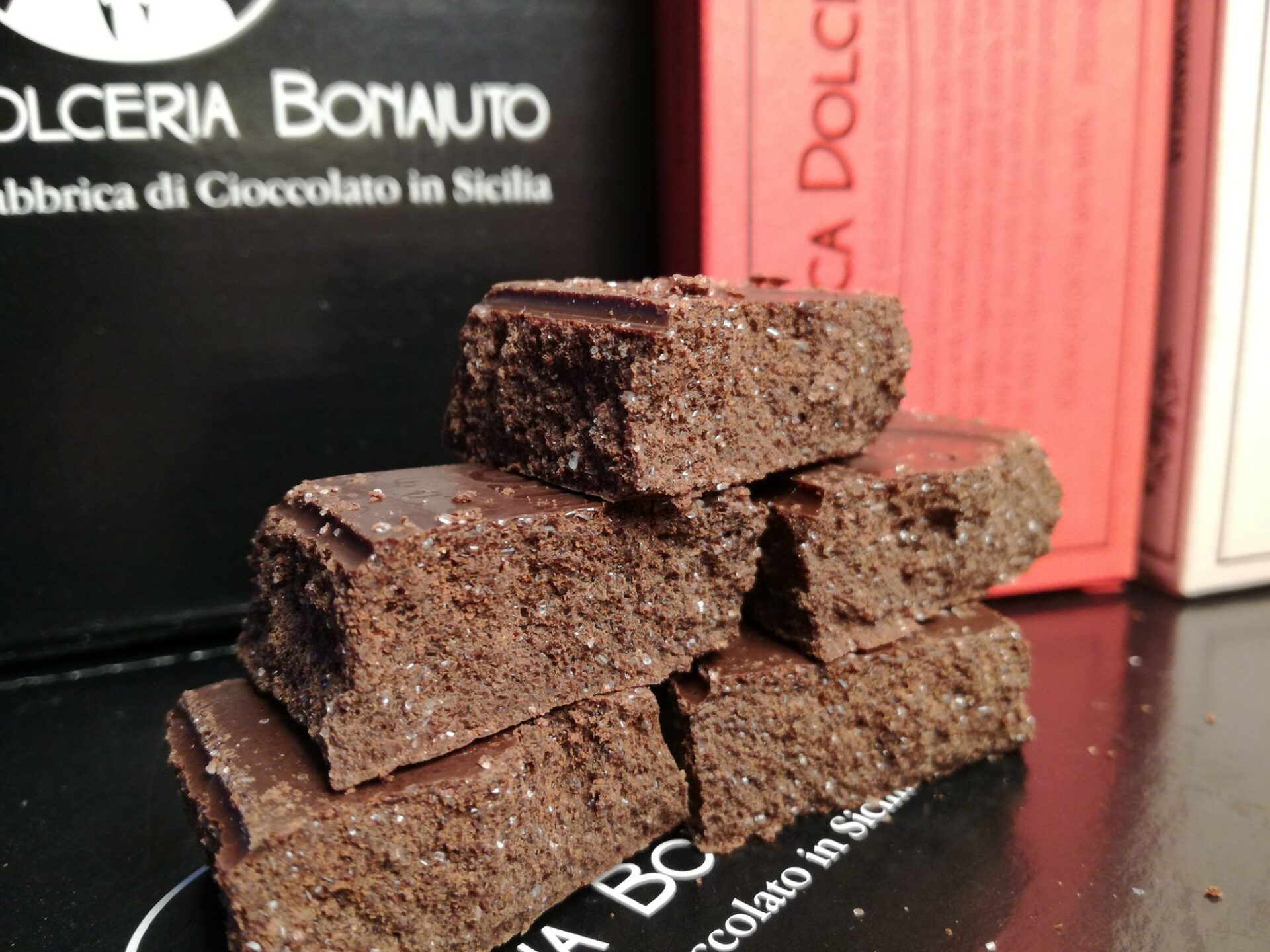 Cioccolato di Modica tipico, cioccolato della cioccolateria Bonajuto, Dove mangiare il cioccolato a Modica