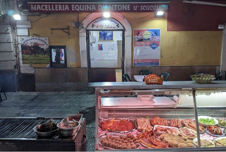 Dove mangiare carne di cavallo a Catania, Catania, Macelleria e Braceria D'Antone, esterni, insegna, locale, negozio, banco carni, carne, griglia, barbecue