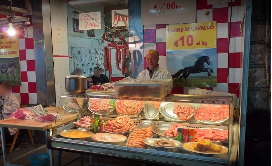 Dove mangiare carne di cavallo a Catania, Catania, Macelleria equina carne DOC da Nuccio , interni, arredamento, banco carne, carne di cavallo, piatti di carne