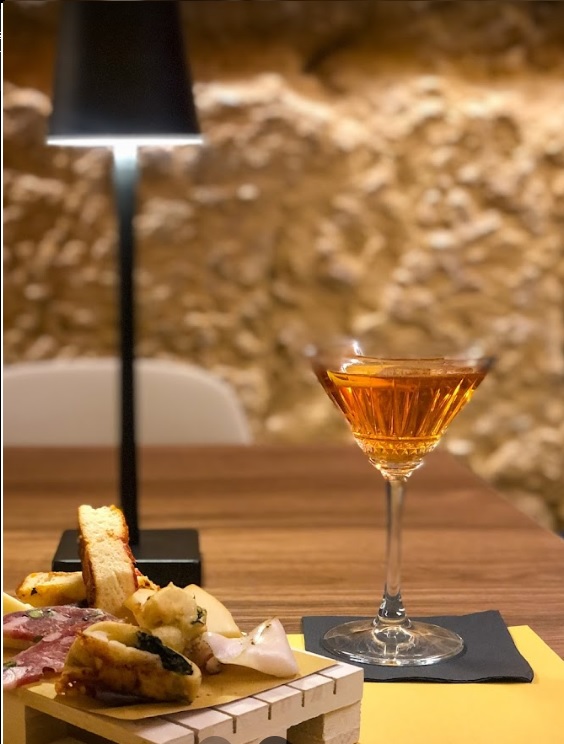 Dove fare aperitivo ad Agrigento, Nepenta Food Cocktails, Aperitivo, Bicchiere, Tagliere, Stuzzichini, Lampada