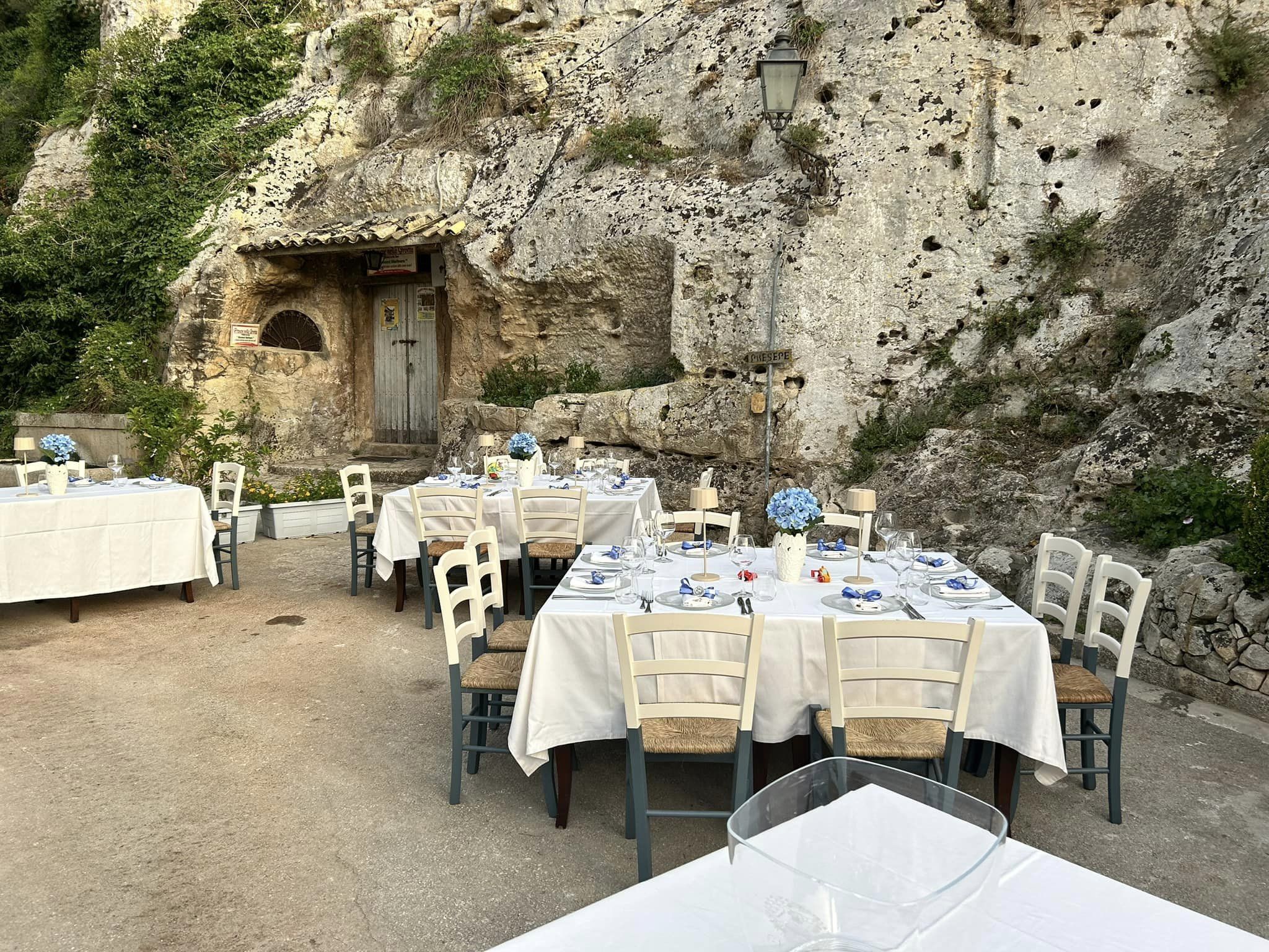 Dove mangiare a Scicli, ristoranti Scicli, Scicli, Ristorante La Grotta, Esterno, Arredamento, Tavoli e sedie, Grotta Naturale