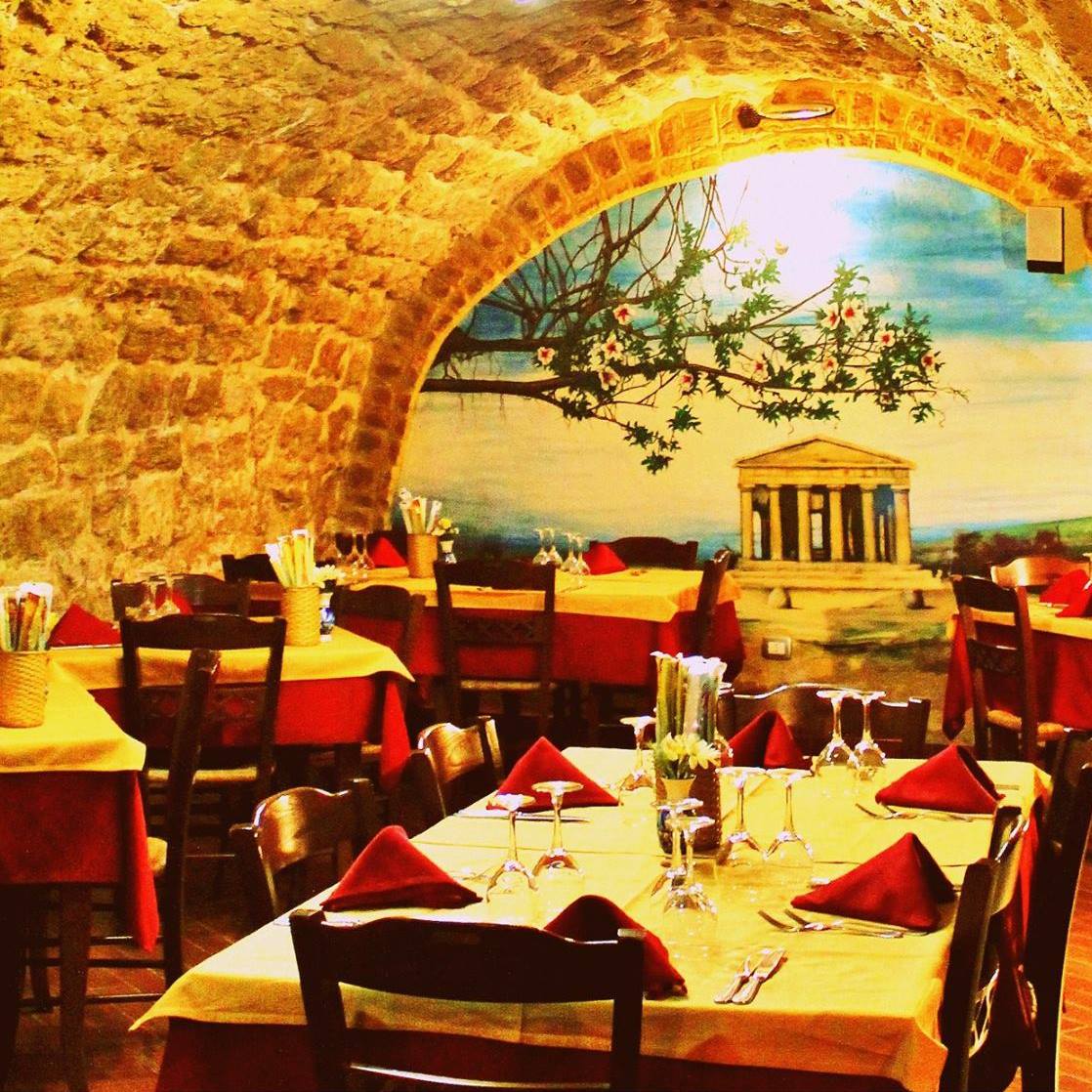 4 ristoranti dove mangiare a Porto Empedocle, Porto Empedocle, Sicilia, Ristorante La Grotta di Vigata, Interni, Arredamento