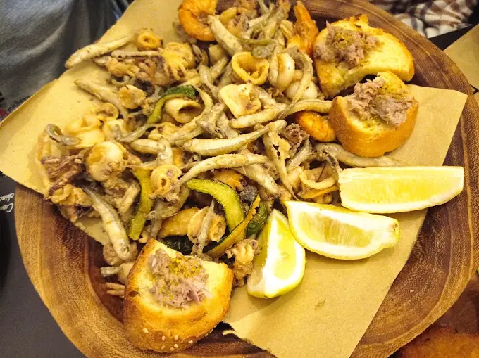 Dove mangiare a Caltagirone, migliori ristoranti Caltagirone, Caltagirone, Sicilia, Ristorante A Cumacca, Antipasto, Fritto Misto, Frittura di Pesce