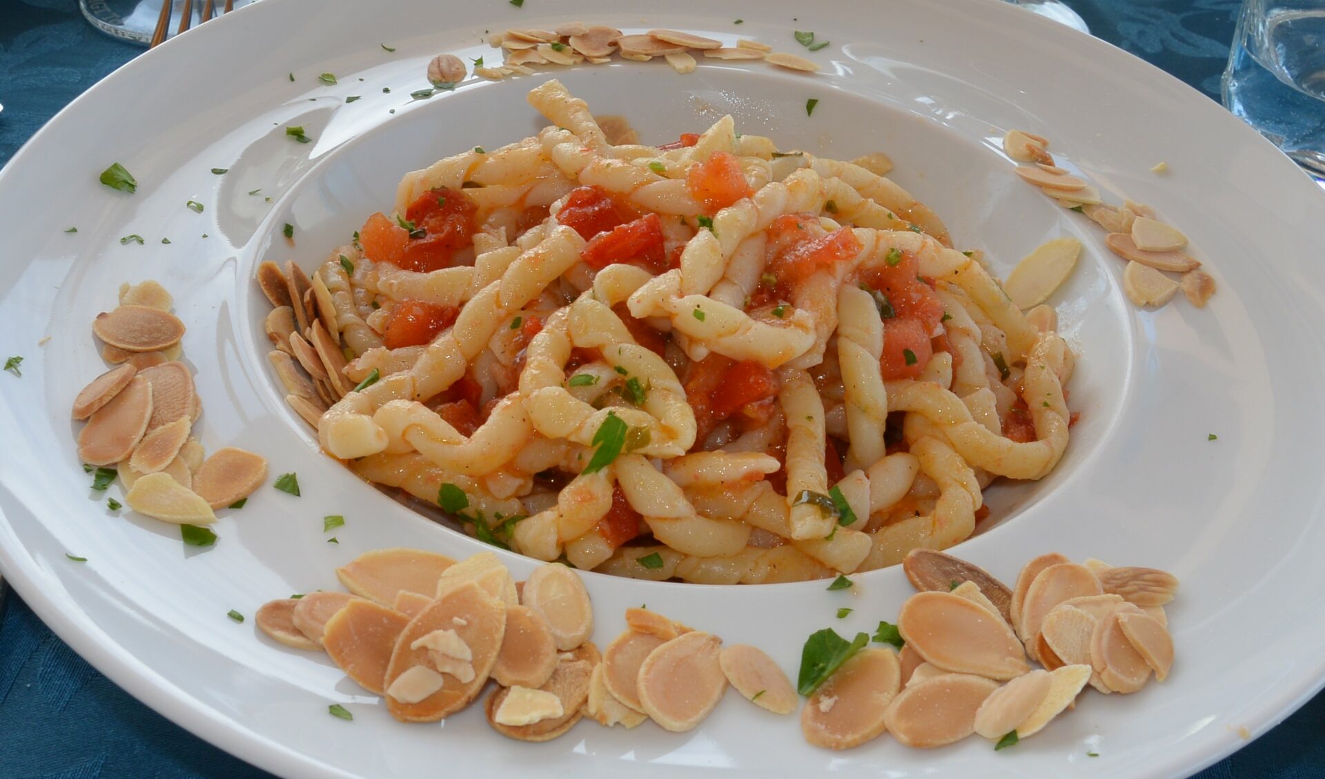 Cosa mangiare a Trapani, 9 specialità da provare a Trapani, Trapani, Sicilia, Piatto Tipico, Busiate alla Trapanese, Primo Piatto, Pasta