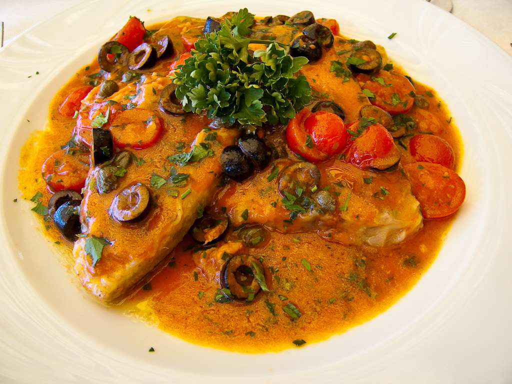 Cosa mangiare a Trapani, 9 specialità da provare a Trapani, Trapani, Sicilia, Piatto Tipico, Cernia a matalotta, Piatto di pesce