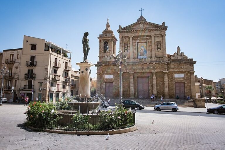 Migliori pizzerie a Gela, Gela, Paesaggio Urbano, Piazza Umberto I e Chiesa Madre