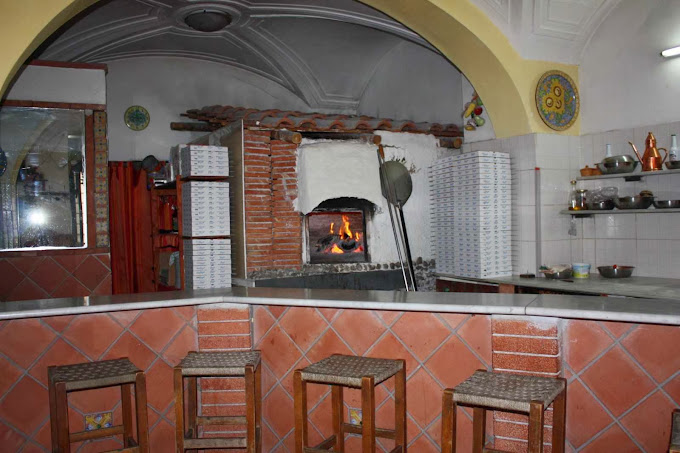 Nell'immagine è visibile il bancone e il forno a legna di Pizzeria del Centro, un'altra tra le 6 migliori pizzerie economiche a Catania