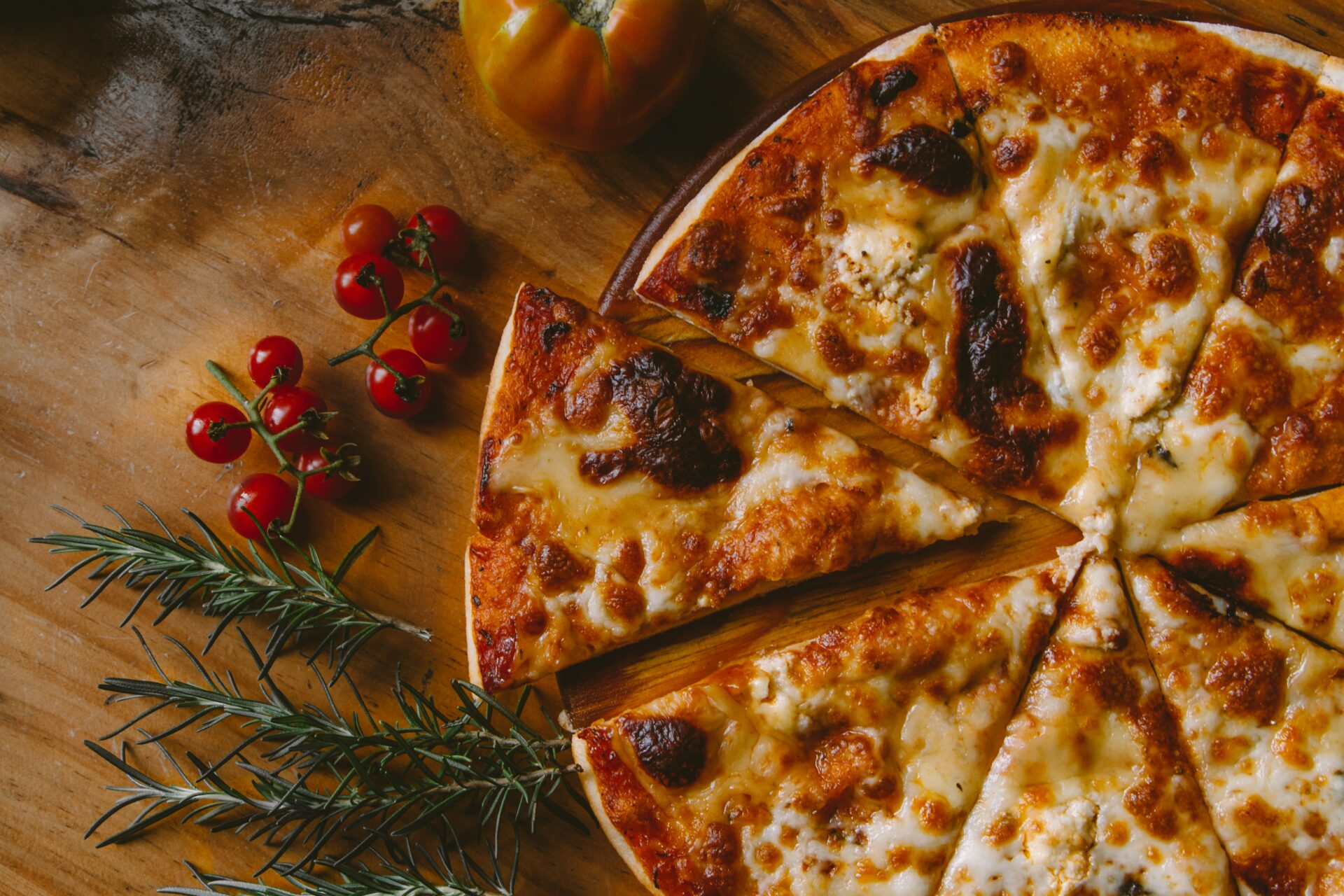 Fetta di Pizza su un tavolo con bacche e piante aromatiche