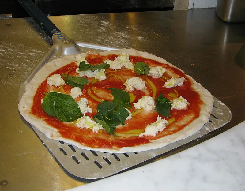 Migliori pizzerie a Gela, Gela, Pizza, Pizza Cruda su una pala pronta per essere infornata