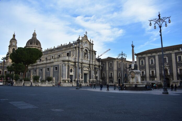 Le 6 migliori pizzerie economiche a Catania, Catania, Pizzerie, Sicilia, Piazza Duomo Catania