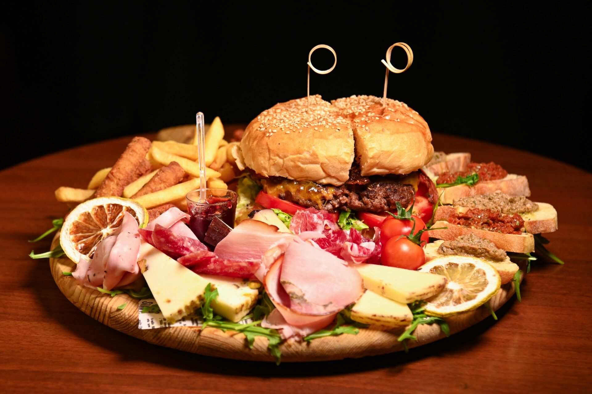 Dove mangiare a Castelbuono, Ristoranti a Castelbuono, specialità Do House, piatto ristorante, piatto hamburger, hamburger gourmet