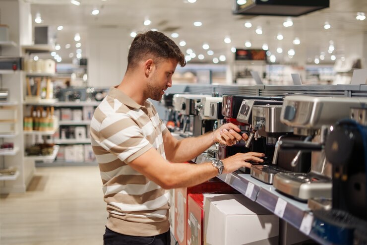 le migliori macchine da caffè con cappuccinatore, scelta della macchina del caffè, uomo che acquista macchine del caffè in un negozio