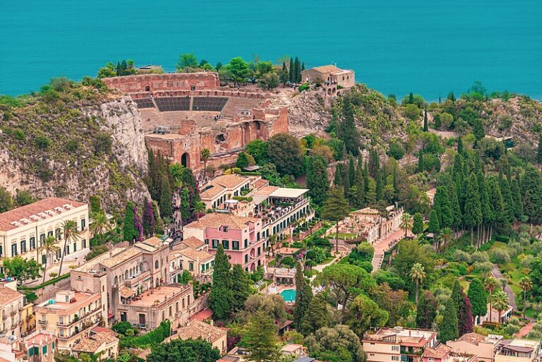 migliori ristoranti di pesce a Taormina, Taormina, Sicilia, Taormina vista dal castello normanno che domina la città.