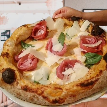 migliori pizzerie economiche a Palermo, Balata Sicilian Experience, Palermo, Pizza, Pizza con Pomodori, Formaggio e Basilico