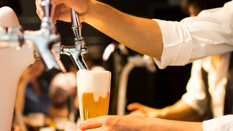 Migliori spillatori birra, persona che spilla la birra, birra alla spina che viene versata nel bicchiere