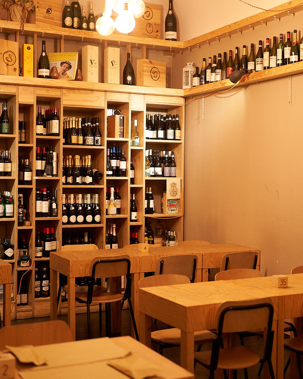 Interni del Wine Bar Ai Versi di Rosolini, Ristoranti pizzerie a Rosolini, ristoranti a Rosolini