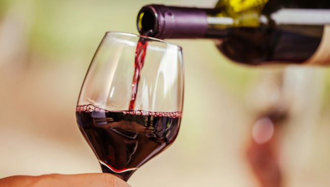 Migliori vini rossi siciliani, migliore vino rosso, migliore vino rosso siciliano, rosso siciliano, vino rosso, vino versato nel bicchiere