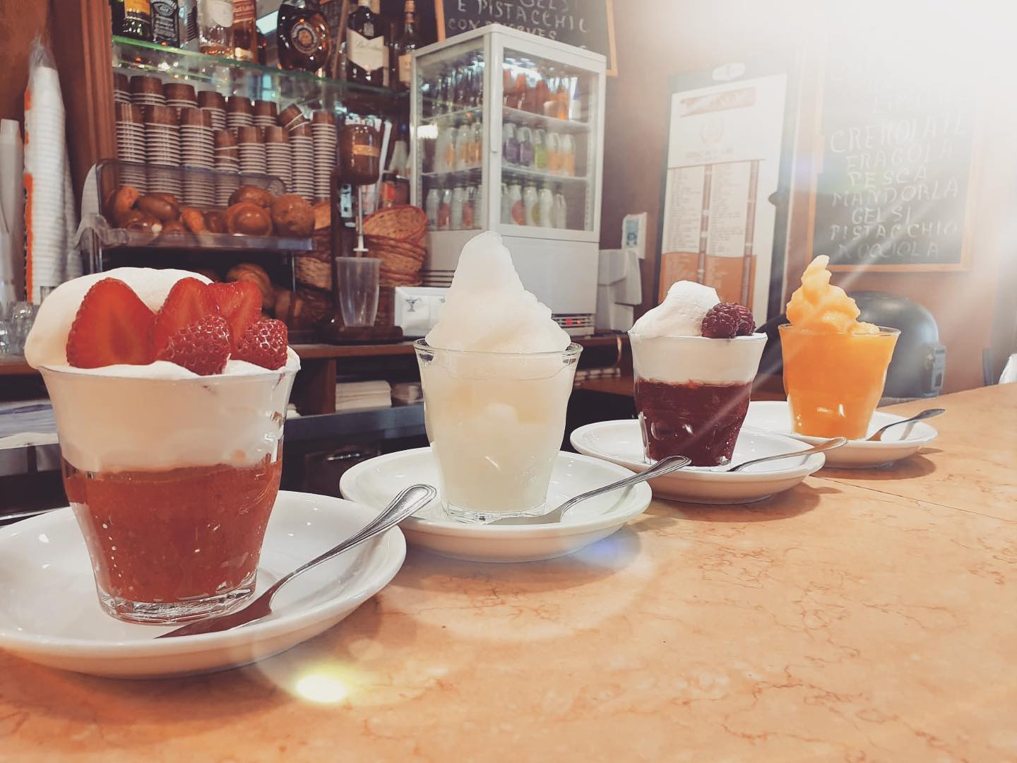 Granite siciliane sul bancone del Bar Torino, servite con panna. Dove mangiare la granita a Messina? Al Bar Torino ovviamente