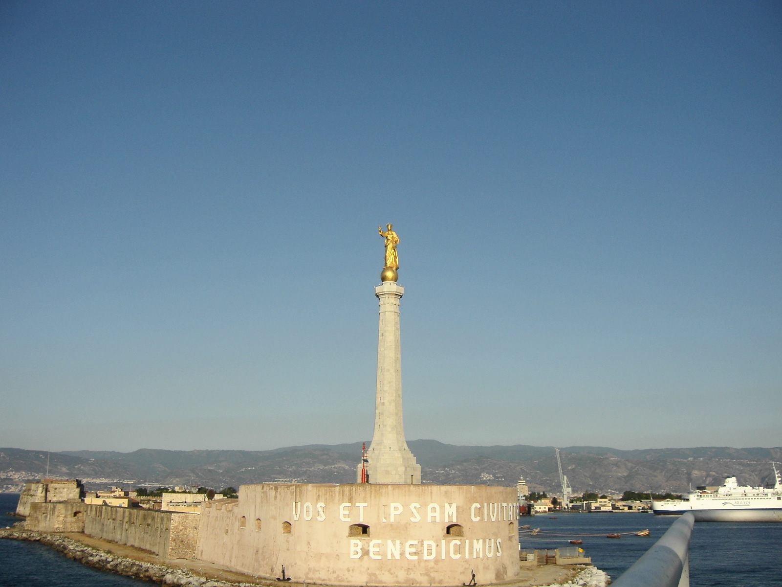 La Madonna della Lettera di Messina, patrono della città, statua, statua sul mare