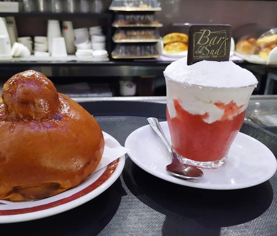 Granita con panna e brioche al Bar del Sud, Dove mangiare la granita a Messina