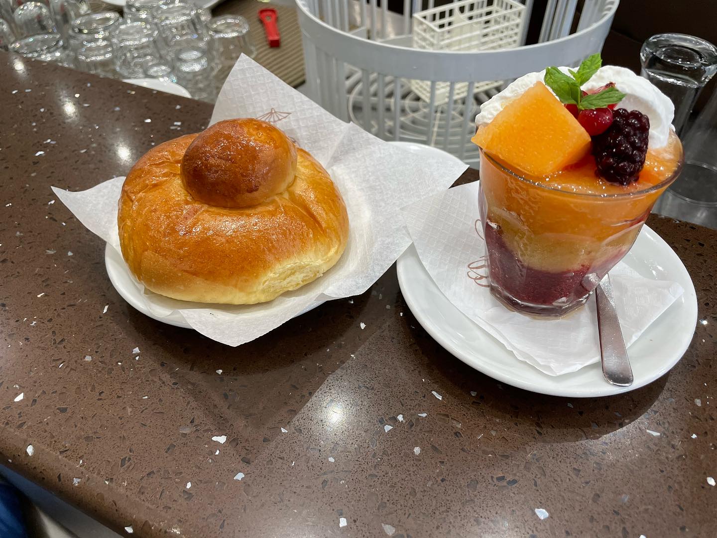 Granita gustosa nel bicchiere, con a fianco brioche. Granita al Caffè dello Stretto a Messina. Dove mangiare la granita a Messina