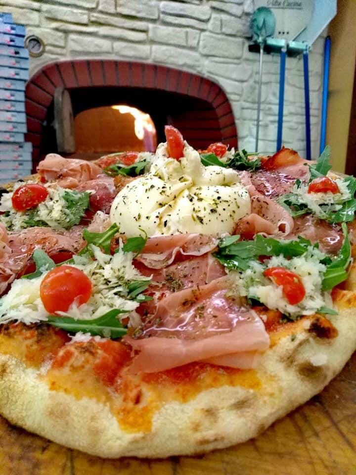 Fantastico zoom sulla pizza Burrata della pizzeria La Scalinata. Dove mangiare la pizza a Caltanissetta? La Scalinata è tra le migliori pizzerie a Caltanissetta