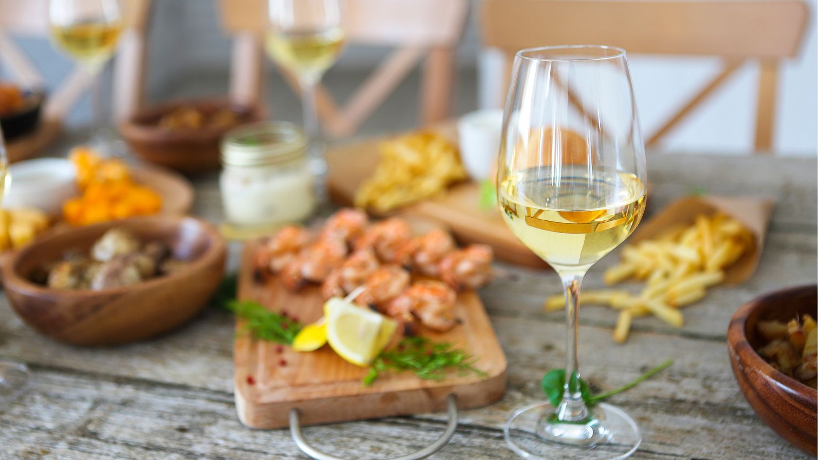 Migliori vini bianchi siciliani. Aperitivo con vino bianco e crostacei